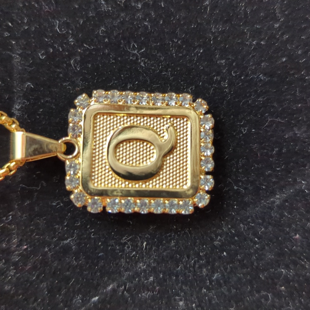 NWOT (262) Gold toned Necklace with Initial "Q" Pendant - costume jewelry